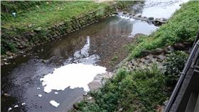 ▲遠雄購物中心排放白色泡泡污染汐止康誥坑溪。（圖／新北市政府）