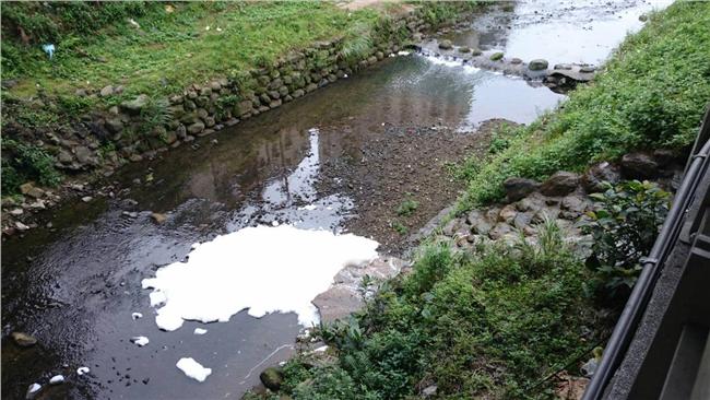 白色泡泡污染溪水　遠雄購物遭重罰