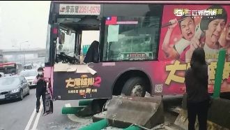 大尾迴轉沒抓好　「鱸鰻公車」撞護欄