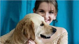 澳洲身障女孩與輔助犬一起穿禮服參加舞會
http://www.mymodernmet.com/profiles/blogs/erin-condrin-and-lacey