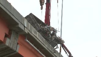 西濱高架天降廢鐵！貨車翻覆驚險直擊