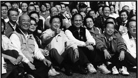 ▲陳致中在臉書貼出一張珍貴的照片，照片中有陳水扁、前副總統呂秀蓮、前行政院長謝長廷、蘇貞昌、游錫堃、民進黨立法院黨團總召柯建銘等人。（圖／陳致中臉書）