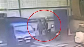 影／女子劈腿　男持刀逼情敵脫褲下跪