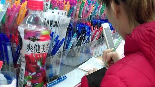 這算節儉嗎？　她用試寫筆寫完卡片
