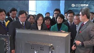 蔡英文走訪中科院　看飛彈玩情境頭盔