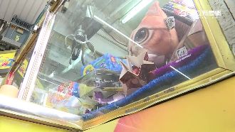 娃娃機大盜靠這招　輕鬆偷走萬元贈品