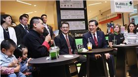 ▲出訪瓜地馬拉，馬英九喝了一杯荔香珍珠綠茶。（圖／馬英九臉書）