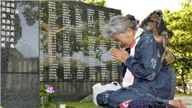 ▲沖繩保衛戰的遺族悲痛的在死者石碑前（圖／美聯社／達志影像）