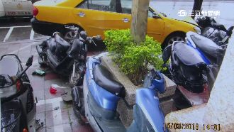 車上討債打架　男子竟硬拉方向盤撞車