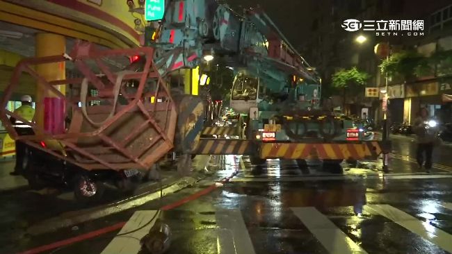 工人深夜拆廣告帆布　5米高墜地重傷