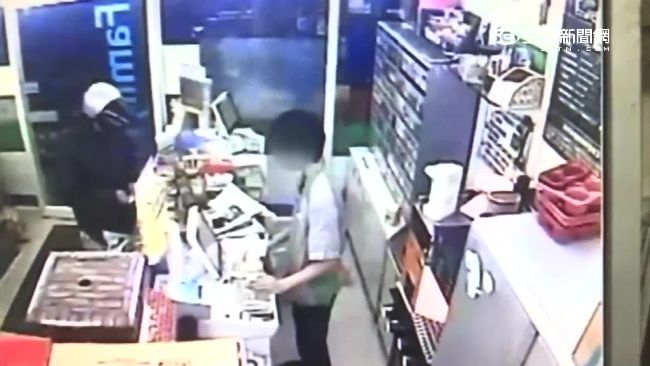 嗆超商店員「留美博士」　他身分曝光