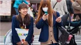 綠黨桃園市議員王浩宇則在臉書貼出一張日本女高中生的照片說，「制服裙子短得很，但他們的學業表現卻優於台灣的孩子」。(王浩宇臉書)