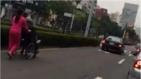 外籍看護推阿公上快車道 （圖／翻攝自爆料公社）