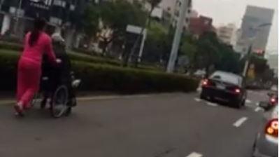馬路上玩命？外籍看護推阿公上快車道