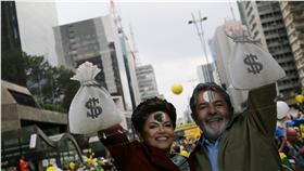 ▲巴西人上街頭抗議總統羅賽芙、前總統魯拉官官相護；巴西總統羅賽芙（Dilma Rousseff）、前總統魯拉（Luiz Inácio Lula da Silva）（圖／路透社／達志影像）