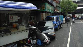 閃避來車釀禍　貨車撞翻麵線攤