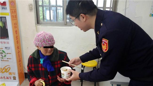 寒冬街上迷途　暖警助9旬夫婦返家
