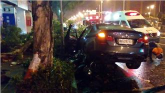 BMW跑車連撞9車　駕駛棄車落荒逃