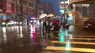 騎士闖紅燈撞嬰兒車　摔傷還得吃紅單