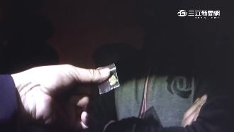 把大麻藏襪裡　頻彎腰摸腳一秒露餡