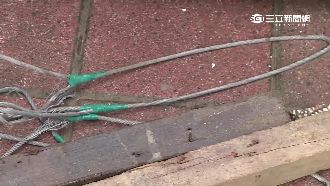 捲揚機纜線勾機車輪子　害女騎士慘摔
