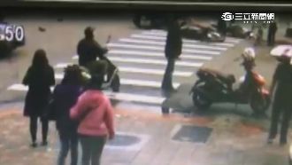 砰！騎士猛撞轉彎車　噴飛波及3機車