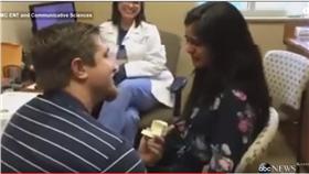 聽障美女第一次聽見聲音，這句話卻讓她哭了。（圖／翻攝自abc NEWS YouTube）