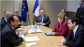 歐盟高峰會談論難民議題，法國總統歐蘭德（左）（François Hollande）、德國總理梅克爾（右二）（Angela Merkel）、希臘總理齊普拉斯（Alexis Tsipras）（右）（圖／美聯社／達志影像）