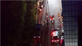  十人大亂鬥遭警送辦（翻攝畫面）