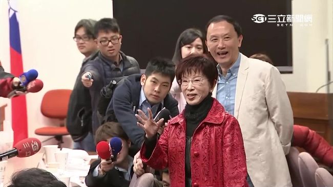 李新討抱抱　遭洪秀柱打槍：「噁心」