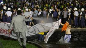 巴西反政府抗議現場（圖／美聯社／達志影像）16:9