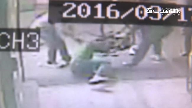 相約打球爆口角　男遭球友痛毆押上車
