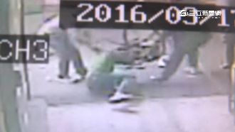 相約打球爆口角　男遭球友痛毆押上車