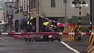 影／老翁騎車卡平交道　員警即刻救援