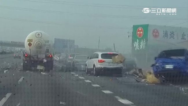 為撿握力器！油罐車追撞釀1死1命危