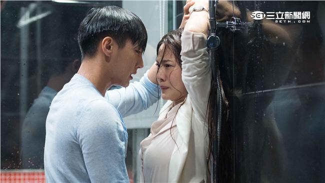 炎亞綸散霸氣　強拉曾之喬上演濕身秀