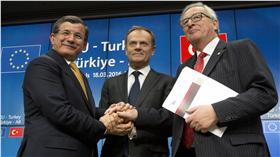 ▲歐盟、土耳其高峰會。（左起）土耳其總理達夫托葛魯（Ahmet Davutoglu）、歐洲理事會主席（Donald Tusk）、歐盟委員會主席榮克（Jean-Claude Juncker）（圖／美聯社／達志影像）