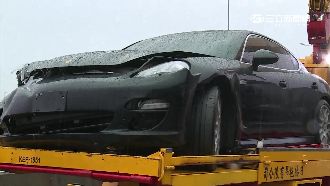 天雨路滑！千萬保時捷超車撞拖吊車