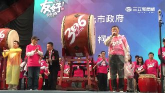 小朋友淋雨踩街　柯文哲：天氣難預測