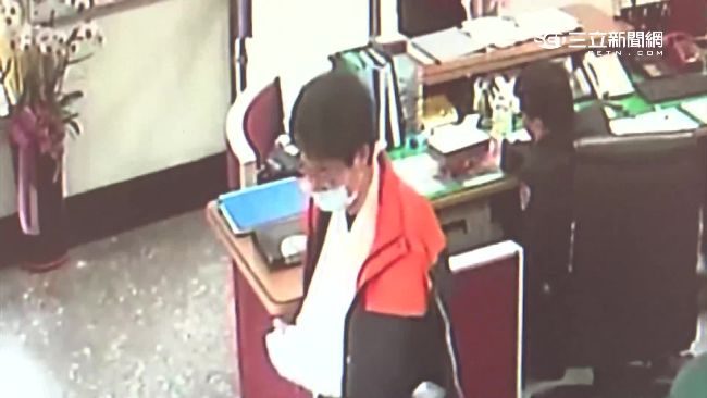 消防員急送病患　腳踩皮鞋摔成骨折