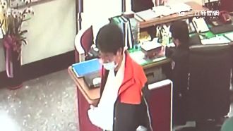 消防員急送病患　腳踩皮鞋摔成骨折