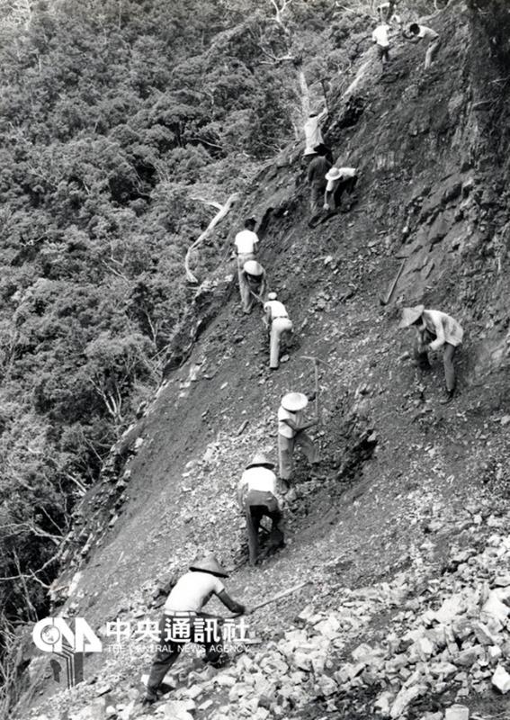 中橫公路工程浩大，所經之處多為崇山峻嶺，必須透過人工開鑿及使用炸藥開路，致使意外傷亡頻傳，加上施工期間遇多次颱風、地震，令工程蒙受損失。 （圖取自檔管局網站） 中央社記者陳政偉傳真 105年3月19日