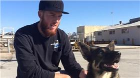 德國狼犬、小狗、月亮（圖翻攝自Naval Base Coronado臉書） 