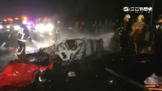 影／國道火燒紅車　民眾驚呼：夭壽！