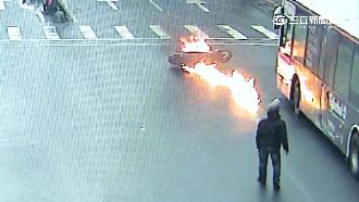 機車打滑自摔！油箱蓋彈開燒出條火龍