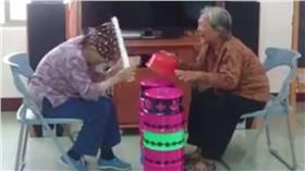 阿嬤猜拳／翻攝自春日鄉衛生所臉書