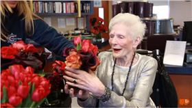 Repeat Roses,花,婚禮,翻攝自https://www.youtube.com/watch?list=PL_W1Mq2lh4460rq1722xN9SvNybst52Cb&v=g_DJQmCuuoQ