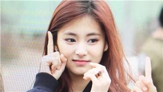 周子瑜考完現身！甜美燦笑揮手致謝