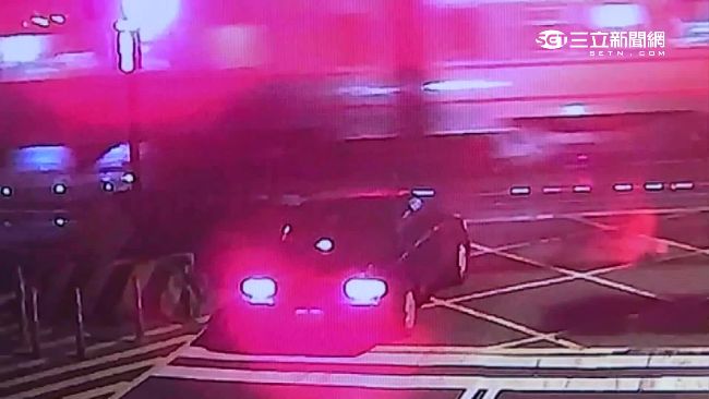 轎車闖平交道卡柵欄　差3秒險撞嚇呆