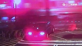 轎車闖平交道卡柵欄　差3秒險撞嚇呆